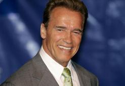 Ünlü oyuncu Arnold Schwarzenegger, havaalanında alıkonuldu