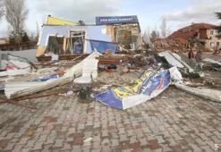 Öfkeli müşteri iş makinesiyle alkollü restoranı ve büfeyi yerle bir etti