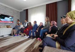 Alper Gezeravcı'nın yakınları kapsülün istasyona kenetlenmesini heyecanla izledi