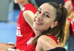 Hande Baladın, mini elbisesiyle sahneye çıktı! Ünlü voleybolcu tüm gözleri üzerinde topladı