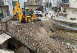Avcılar’da 4 katlı bir binanın istinat duvarı çöktü