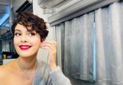 Bergüzar Korel her şeyi kapının önüne koydu: Londra'daki evinin banyosundan bornozlu poz verdi!