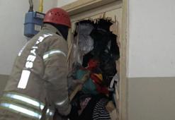 Avcılar'da haber alınamayan emekli öğretmenin dairesinden çöp ev çıktı