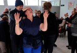 Yaşlılardan oluşan koro, huzurevinde kalan akranlarına konser verdi