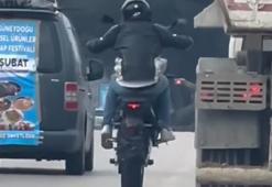 Akan trafikte tek teker ilerledi! Kameralar kaydetti