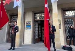 Depremde ölenler için okullarda saygı duruşu