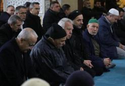 Eller semaya depremde hayatını kaybedenler için açıldı