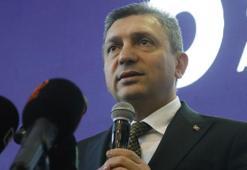 Depremin yıl dönümünde vali yaşadıklarını anlatırken zorlandı