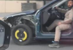 Ağır hasarlı otomobille trafiğe çıktı; ayağını dışarıya sarkıtarak ilerledi