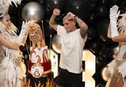 Lucas Torreira yeni yaşını dansçılarla kutladı! “Ayrılık yaramış”