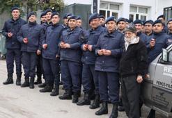"Elmacı Dede" bu kez de Adana'daki askerlere elma getirdi