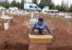 Çöpte ölü bulunan bebek, mezarlıkta kimsesiz çocuklar bölümünde toprağa verildi