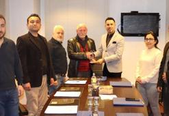 Verdiği emekler ödüllendirildi: İMO'dan Hasan Aksungur'a plaket