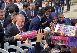 Cumhurbaşkanı Erdoğan, çocuklara oyuncak dağıttı
