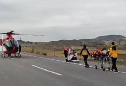 Sivas'ta ambulans helikopter yola inip, kazada yaralananları aldı