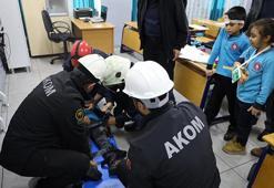 Okulda gerçeği aratmayan deprem tatbikatı! 'Çök, kapan, tutun'