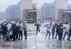 Tartıştığı eşini cadde ortasında bıçakladı; çevredekiler saldırdı