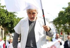 Adana'da sağlıkçılardan 'Beyaz Yürüyüş'; Parkinson hastası emekli doktor bir kilometre en önde yürüdü!