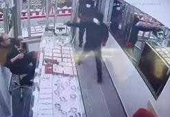 Küçükçekmece'de kuyumcuyu soygunu! Kameralara yansıdı