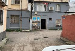 'Arkadaşımız öldürülmüş' diye polisi aradılar, cinayet silahı otomobillerinde çıktı! Şüpheliler tutuklandı