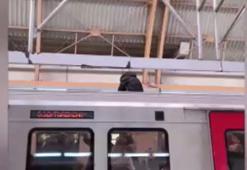 Sevgilisinden ayrıldı metronun üzerine çıktı, seferler durdu