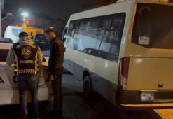 Minibüs şoförü yanında eşi ve çocuğu olan otomobil sürücüsüne beyzbol sopasıyla saldırdı