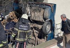 Korkulukları yıkıp bina ile istinat duvarı arasına düşen otomobilin sürücüsü kurtarılamadı