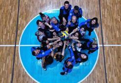 Polis ve voleybolculardan ‘Erik Dalı’ eşliğinde antrenman
