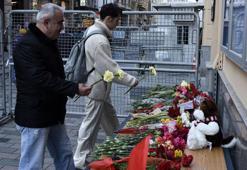 İstanbul'da Moskova'daki saldırıda ölenler anısına konsolosluk önüne çiçek bırakıldı