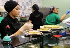 İftar sonrası tatlıcılara akın ediyorlar! Boş masa kalmıyor