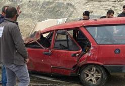 Kaygan yolda devrilen TIR'daki malzemeler otomobilin üstüne düştü: 1 kişi hayatını kaybetti, 4 kişi ağır yaralandı