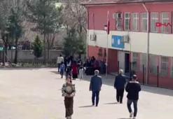 Sınıflarına temizlik malzemesi getirip karıştırdılar, çıkan gaz 16 öğrenciyi zehirledi