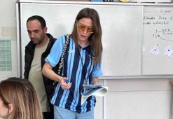 Serenay Sarıkaya, Adana Demirspor formasıyla oy kullandı