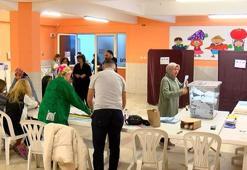 Şişli’de oylarını kullanıp ayine katıldılar; Paskalya Bayramını kutladılar