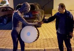 Adanalı Örümcek Adam davul çalarak vatandaşları sahura kaldırdı! Gören şaşkına döndü