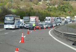 Bayram tatilinde kaza! Bariyerlere çarpan otomobil devrildi