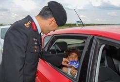 Tümgeneral, uygulamayı denetleyip çocuklara şeker ve hediye verdi! Bayram boyunca devam edecek