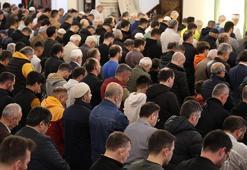 İzmirliler bayram namazında tarihi Hisar Camii'ne akın etti