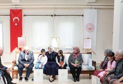 Bakan Göktaş, çocuklarla bayram ziyaretine gitti!