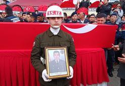 Şehit eşini, son yolculuğuna kucağında 1 yaşındaki kızıyla uğurladı