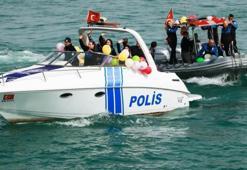 Polisten bayramda çocuklara sürpriz! Gezdirip oyun oynadılar