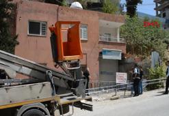 Evin üzerine istinat duvarı çöktü! Yıkılma tehlikesiyle karşı karşıya kaldı