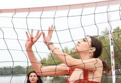 Ünlü oyuncu karnavala geldi: Nehir üzerinde voleybol oynadı