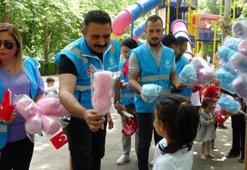 Parkta bayram kutlayan çocukları Türk Bayrakları ve pamuk şekerleriyle karşıladılar! Büyük sevinç yaşadılar