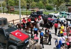 Adana'da engelli çocuklar polis araçlarına ve ata bindi