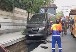 Şişli'de yol çöktü; araçlar içine düştü