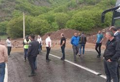 Tunceli-Erzincan karayoluna kaya parçaları düştü: Yol araç trafiğine kapandı