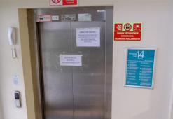 Asansör bozuldu, üzerindeki yazı dikkat çekti! O anlar kameralara yakalandı