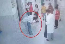 Boğazına simit takılan öğrencisini ‘Heimlich’ manevrasıyla kurtardı! O anlar saniye saniye kaydedildi
