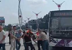 Yol vermedi bahanesiyle şoförü tekme tokat dövdüler